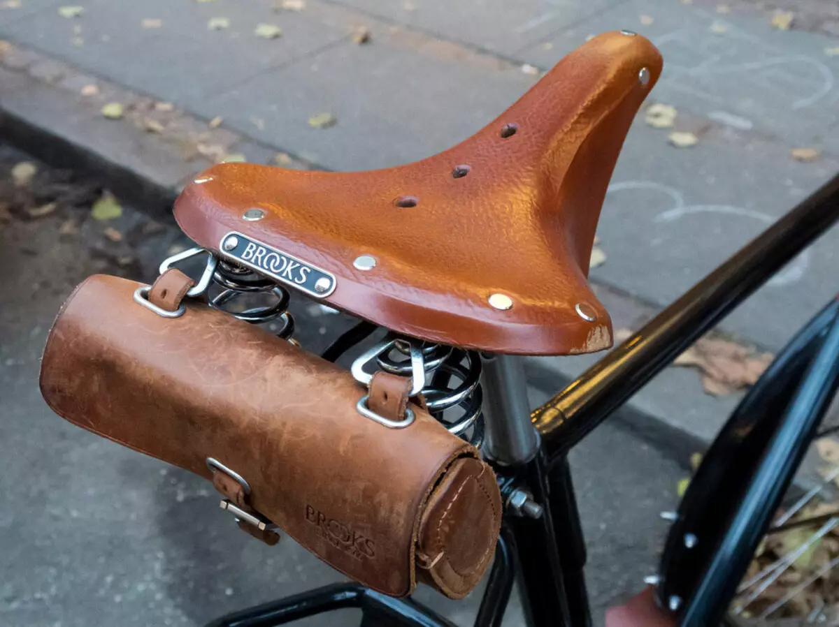 Bicykel Seat: Prehľad pohodlného mužského a ženského bicykla Saddles, vlastnosti pohodlných mäkkých krevetiek a puzdrá s tlmičom s tlmičom 20466_27