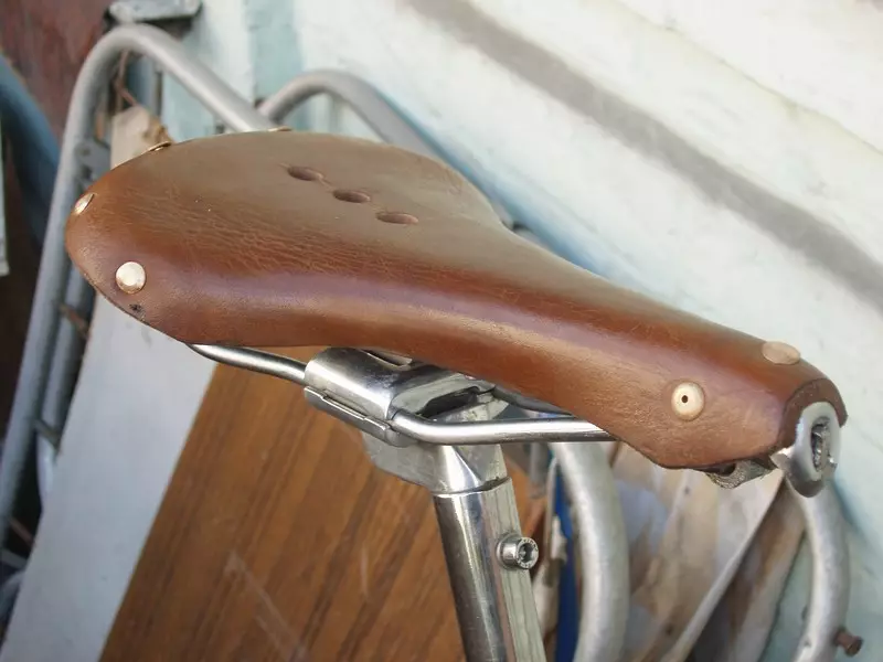 Bicykel Seat: Prehľad pohodlného mužského a ženského bicykla Saddles, vlastnosti pohodlných mäkkých krevetiek a puzdrá s tlmičom s tlmičom 20466_3