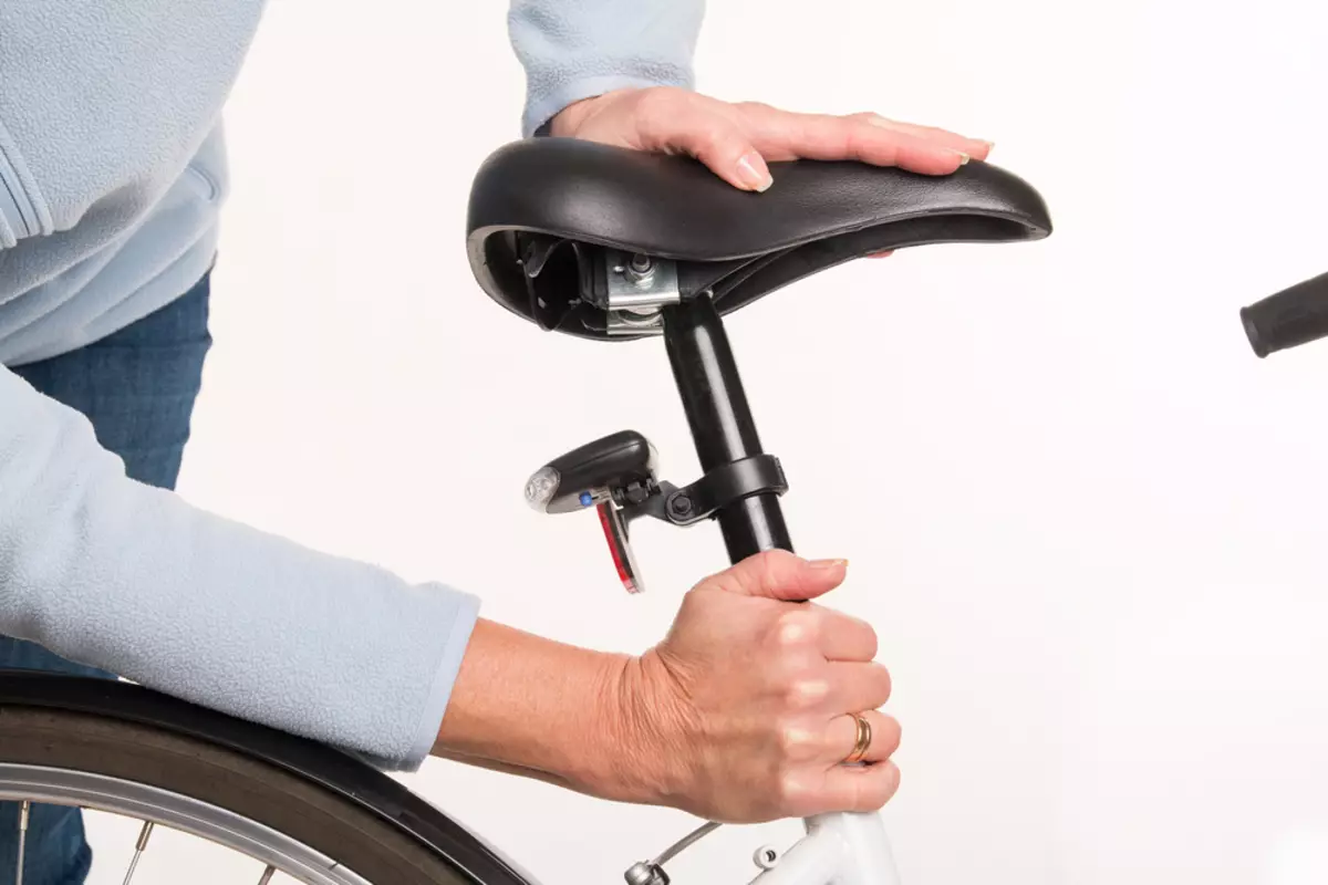 Ako správne nastaviť sedadlo na bicykli? Aký druh výšky by mal byť sedlom? Ako zdvihnúť sedadlo a správne nakonfigurovať ho horizontálne? 20469_2