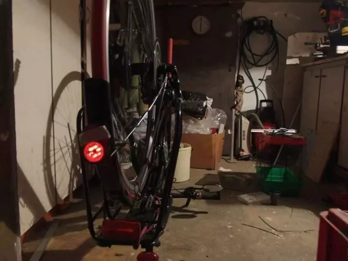 Rear Lantern sa bike: Blockburn Mars I-click ang Review Review. Paano pumili ng isang flashlight ng USB na may mga signal ng turn, laser track at camera sa puno ng kahoy at pakpak? 20473_10