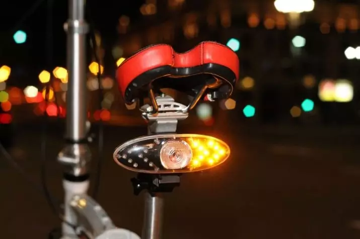 فانوس خلفي على الدراجة: Blockburn المريخ انقر مراجعة مراجعة. كيفية اختيار مصباح USB مع إشارات بدوره، مسار الليزر والكاميرا على الجذع والجناح؟ 20473_11