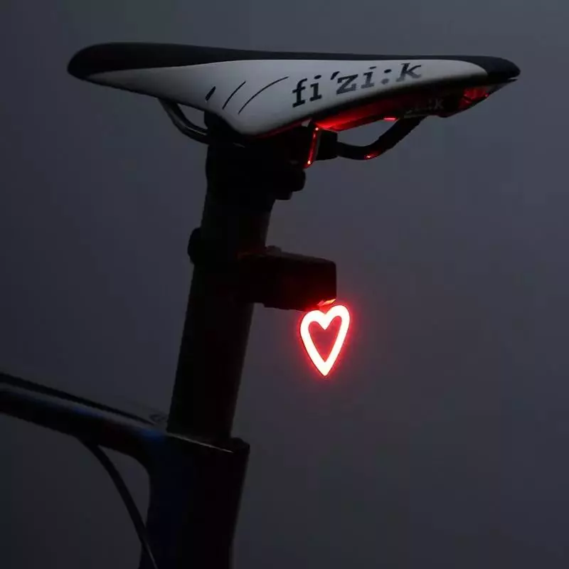 Zadní lucerna na kole: Blockburn Mars klikněte na recenzi. Jak si vybrat svítilnu USB s otočným signálem, laserovou dráhou a kamerou na kufru a křídlo? 20473_15