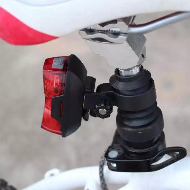 Lantern belakang di atas basikal: Blockburn Mars Klik kajian ulasan. Bagaimana untuk memilih lampu suluh USB dengan isyarat giliran, trek laser dan kamera di batang dan sayap? 20473_18