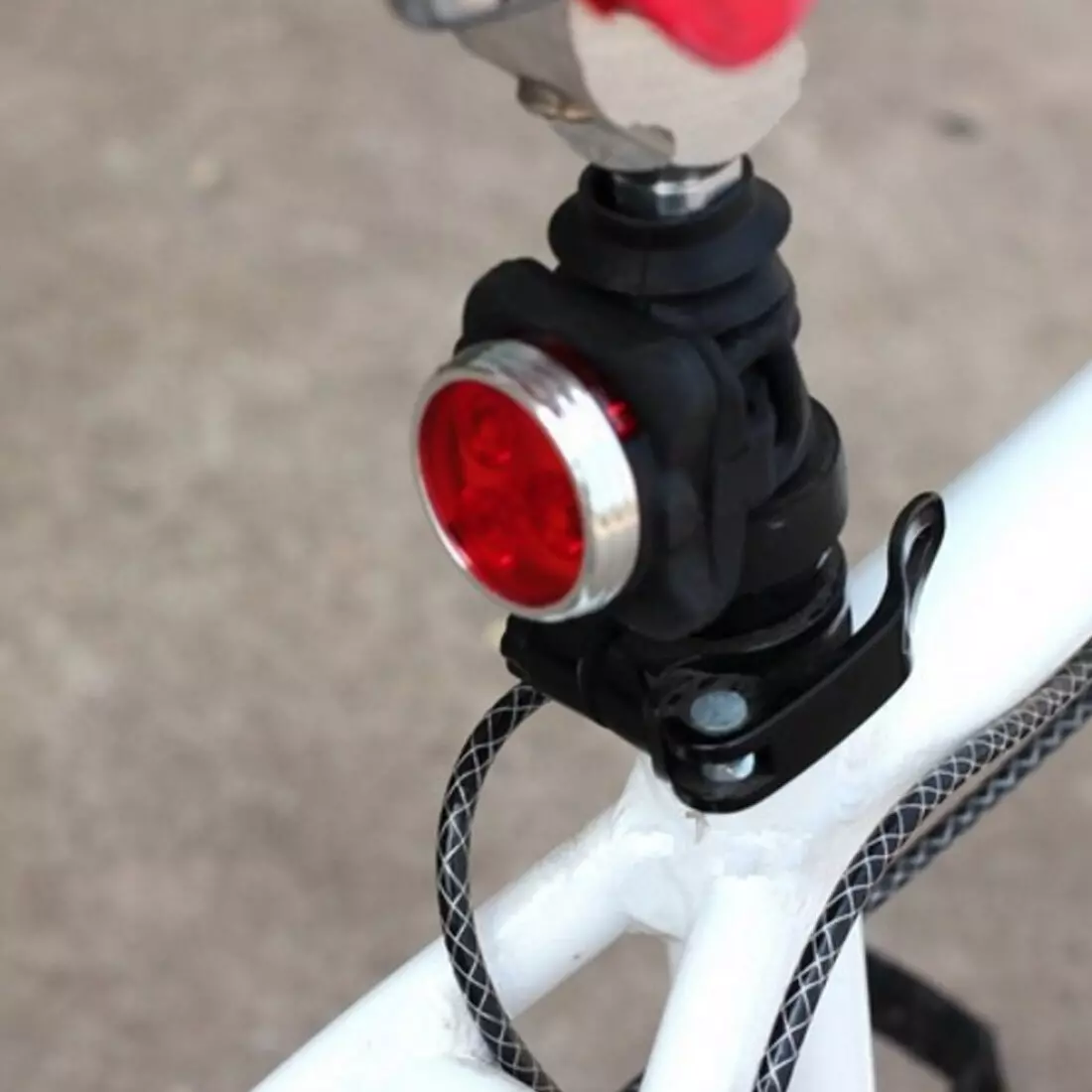 Lanterne arrière sur le vélo: BLOCKBURN MARS Cliquez sur la critique. Comment choisir une lampe de poche USB avec des signaux de virage, une piste laser et une caméra sur le tronc et l'aile? 20473_19
