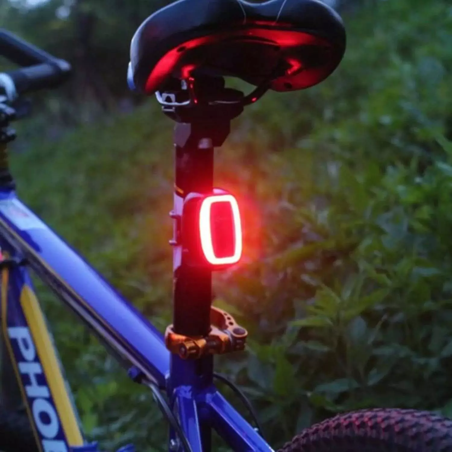 Tylna latarnia na rowerze: Blockburn Mars Kliknij przegląd. Jak wybrać latarkę USB z sygnałami zwrotnymi, ścieżką laserową i kamerą na pniu i skrzydle? 20473_2