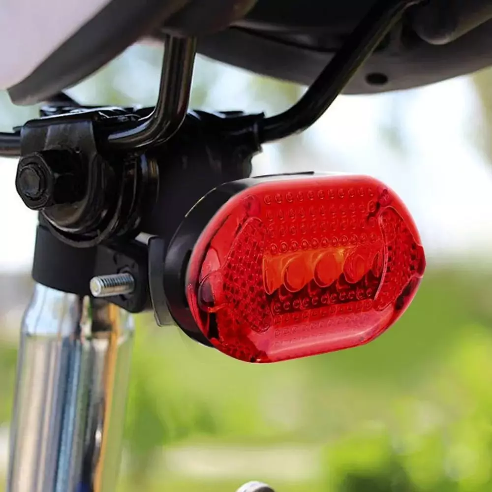 Bageste lanterne på cyklen: Blockburn Mars Click Anmeldelse. Sådan vælger du en USB-lommelygte med svingsignaler, laserspor og kamera på bagagerummet og vingen? 20473_21