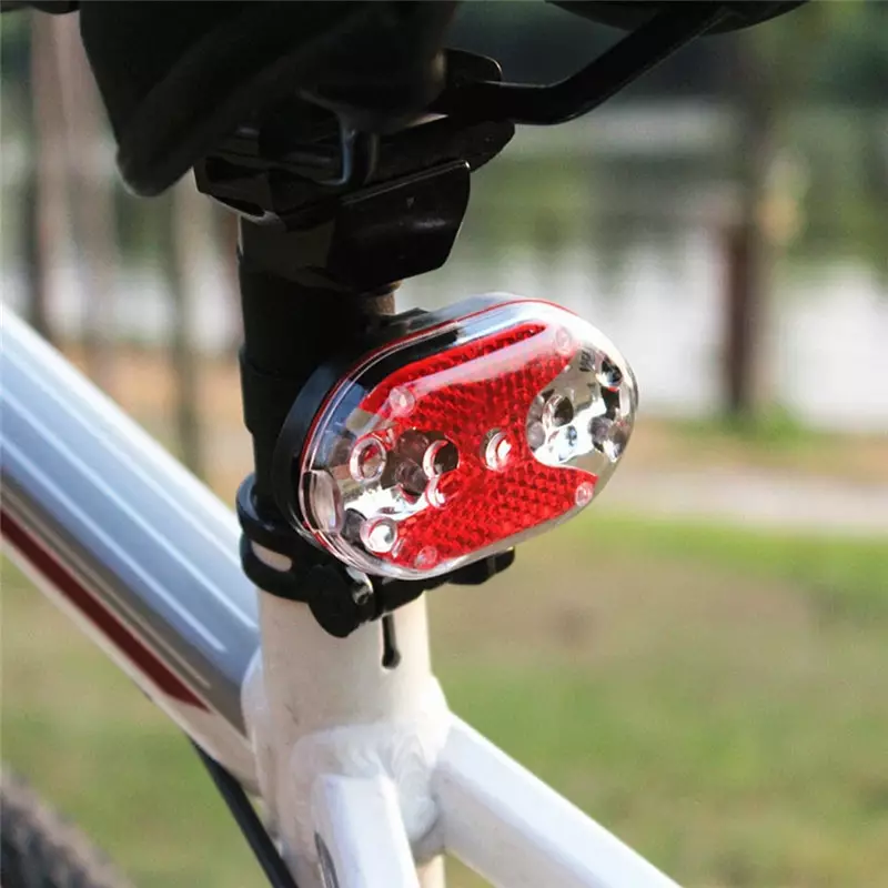 Achterlantaarn op de fiets: Blockburn Mars Click Review Review. Hoe een USB-zaklamp kiest met turn signalen, lasertrack en camera op de kofferbak en vleugel? 20473_3