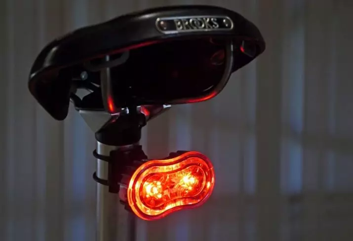 Lanterne arrière sur le vélo: BLOCKBURN MARS Cliquez sur la critique. Comment choisir une lampe de poche USB avec des signaux de virage, une piste laser et une caméra sur le tronc et l'aile? 20473_5