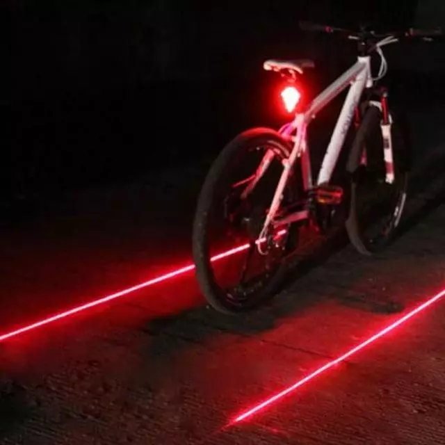 Lanterna traseira en bicicleta: Blockburn Mars Prema en revisión de revisión. Como elixir unha lanterna USB con sinais de volta, pista láser e cámara no tronco e á á? 20473_6