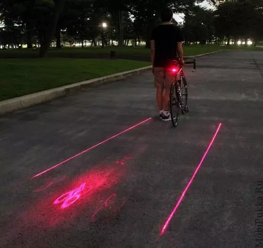 Lanterna traseira en bicicleta: Blockburn Mars Prema en revisión de revisión. Como elixir unha lanterna USB con sinais de volta, pista láser e cámara no tronco e á á? 20473_7