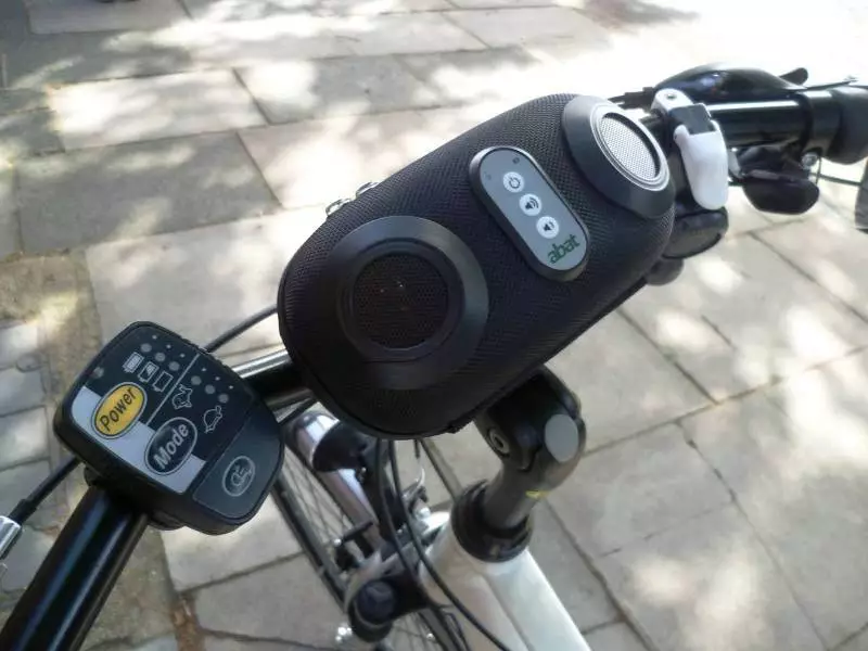 Una colonna per bicicletta: caratteristiche di fissaggio e supporto del titolare per il marchio del ciclo. Panoramica delle colonne JBL e degli altri con Bluetooth. Come scegliere una colonna portatile sul volante? 20478_25