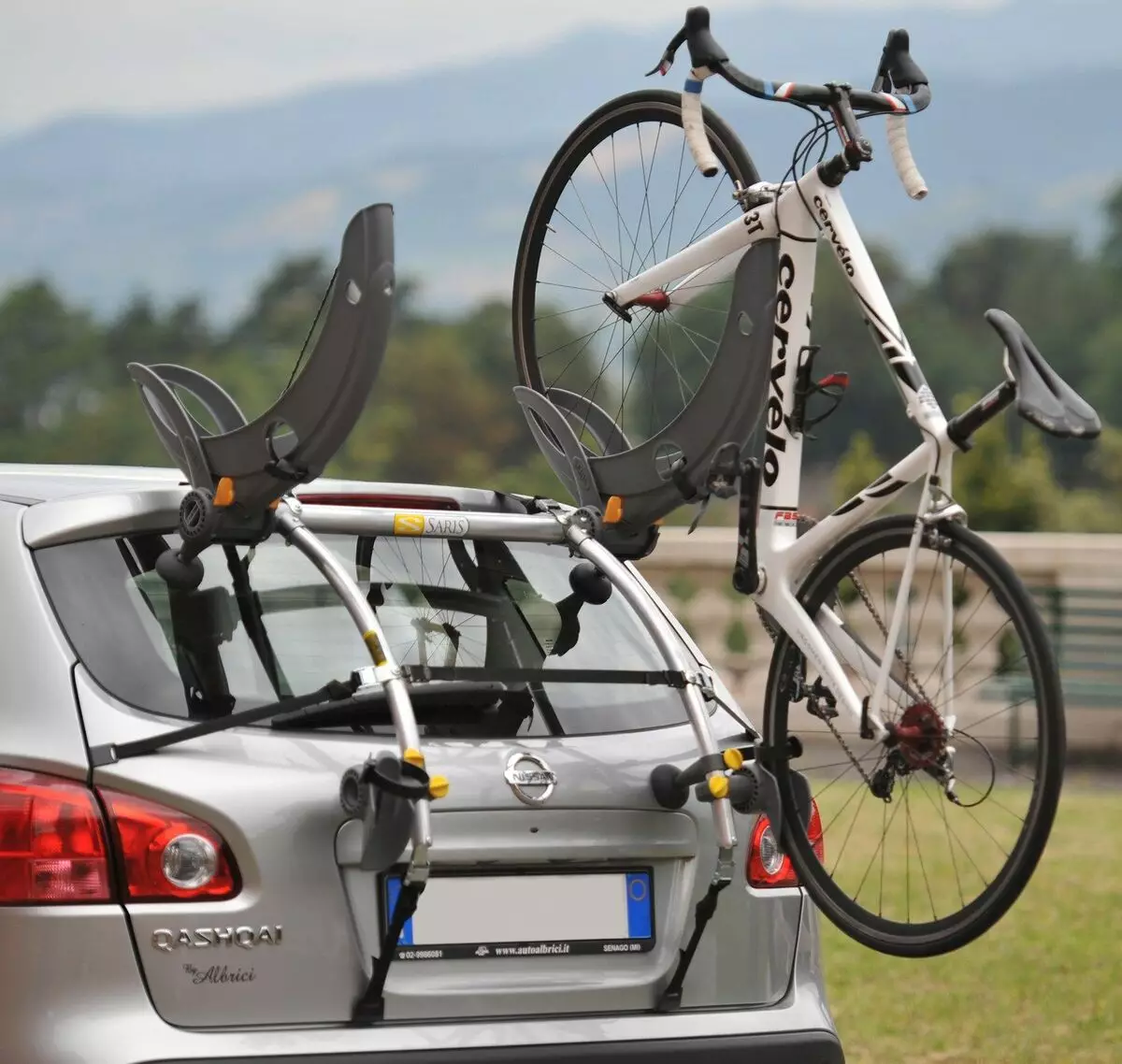 Tronc de bicicletes a la porta del darrere del cotxe: Característiques de Cybaggets per al cotxe, els pros i els contres del cicloturisme. Com triar una fixació per transportar un cotxe de bicicleta? 20483_2