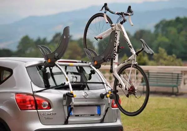 Tronc de bicicletes a la porta del darrere del cotxe: Característiques de Cybaggets per al cotxe, els pros i els contres del cicloturisme. Com triar una fixació per transportar un cotxe de bicicleta? 20483_28