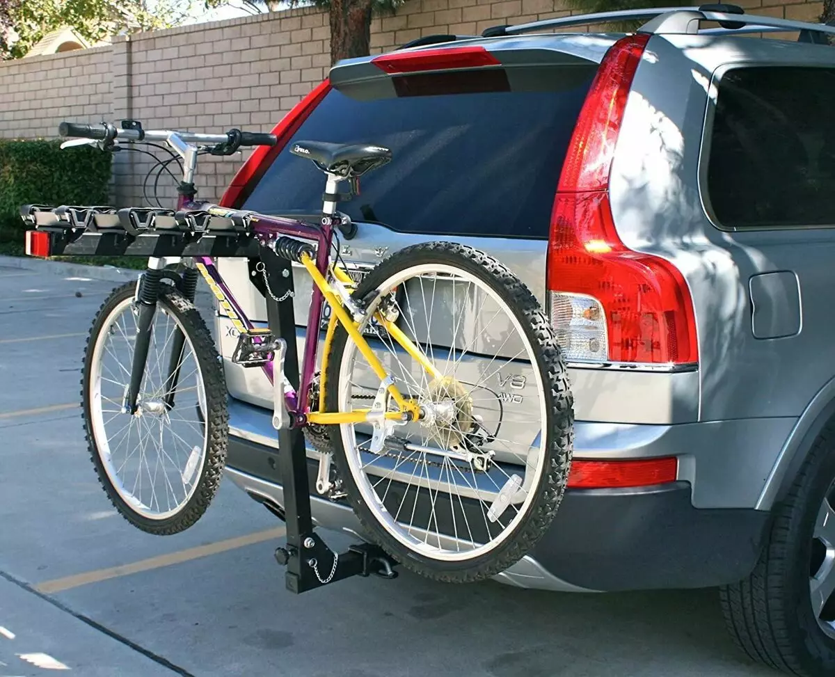 Tronc de bicicletes a la porta del darrere del cotxe: Característiques de Cybaggets per al cotxe, els pros i els contres del cicloturisme. Com triar una fixació per transportar un cotxe de bicicleta? 20483_8