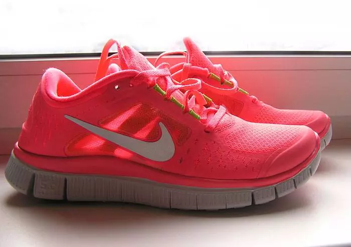 Ama-Pink Sneakers (izithombe ezingama-56): okufanele ugqoke, amamodeli wabesifazane, apinki ngobunono nge-grey sole 2048_12