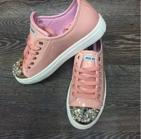 Pink Sneakers (56 mga larawan): Ano ang magsuot, mga babaeng modelo, malumanay na kulay-rosas na may kulay-abo na solong 2048_26