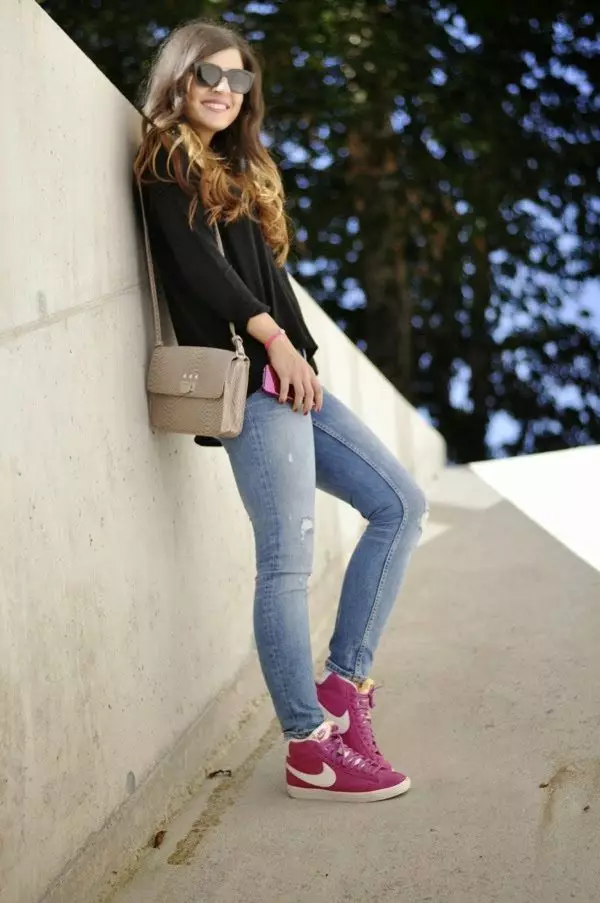 Pink sneakers (56 photos): What to wear, female models, gently pink with gray sole 2048_5