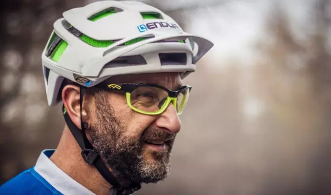 Velochoki (56 fotografija): Značajke biciklističkih točaka s diopsima, opis fotokromnih naočala za bicikliste. Kako odabrati biciklističke naočale? 20498_15