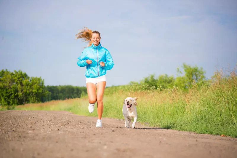 Korrika egiteko sneakers aukeraketa (64 argazki): oinarriaren sneakers-en tamaina eta tamaina egokia da, exekutatzeko egokiak 2049_33