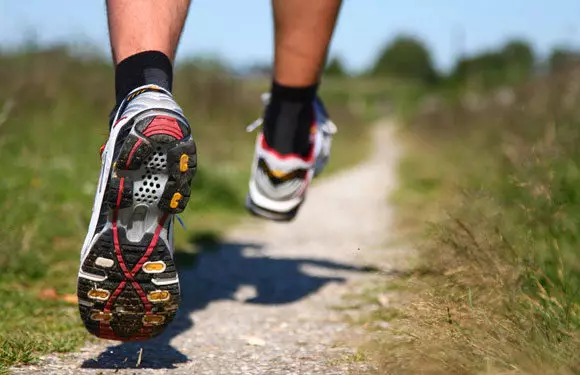 De kar foar sneakers foar rinnen (64 foto's): Seleksje fan 'e sole en de grutte fan' e grutte fan 'e lager sneakers, dy't geskikt binne foar it rinnen 2049_38