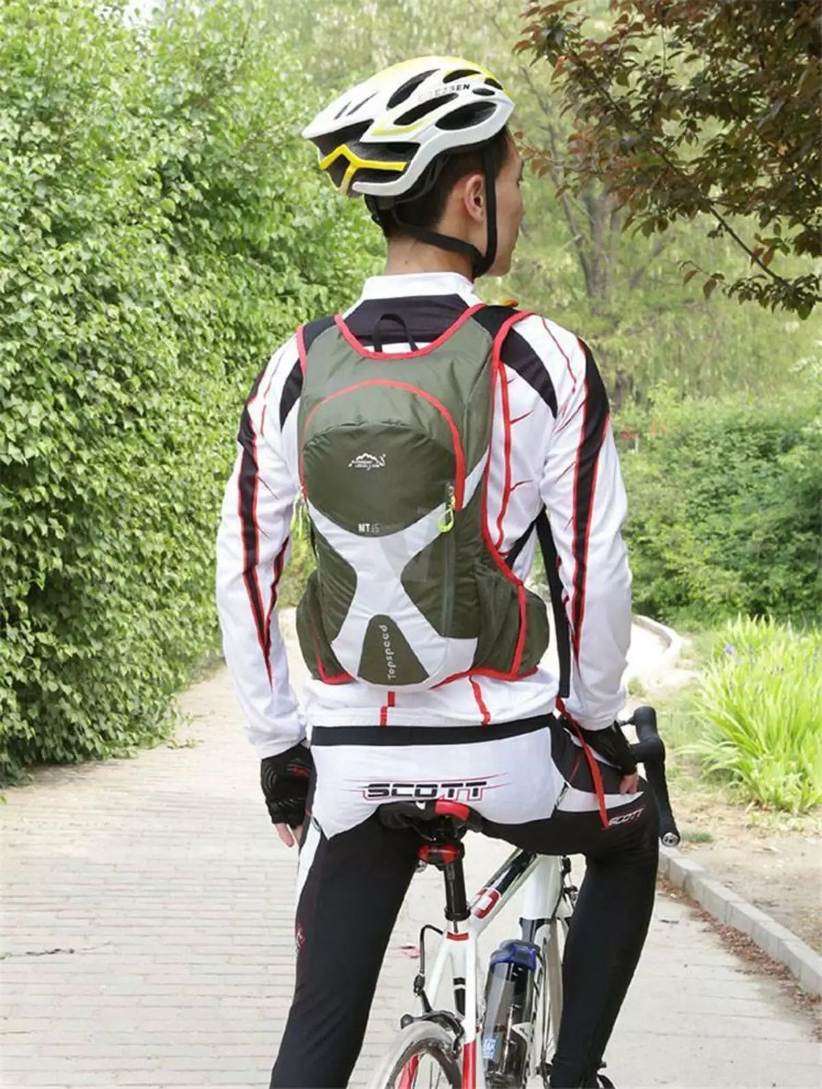 Velororyukzak: Pumili ng isang backpack sa puno ng bisikleta at sa likod ng isang siklista, pagbibisikleta backpack deuter, Cyclotech, Thule at iba pang mga modelo 20506_3
