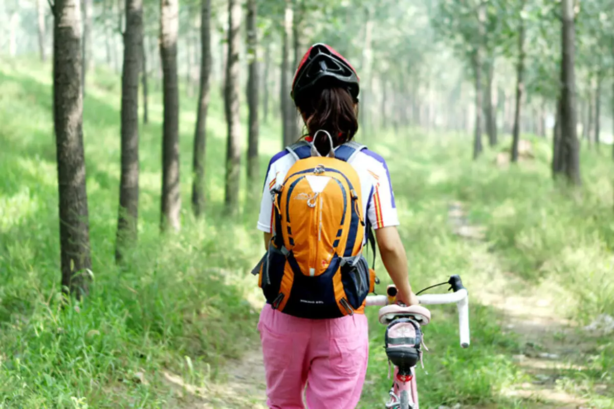 Velororyukzak: Agħżel backpack fuq il-ġisem ta 'roti u fuq wara ta' ċiklista, ċikliżmu backpack deewer, cyclotech, Thule u mudelli oħra 20506_6