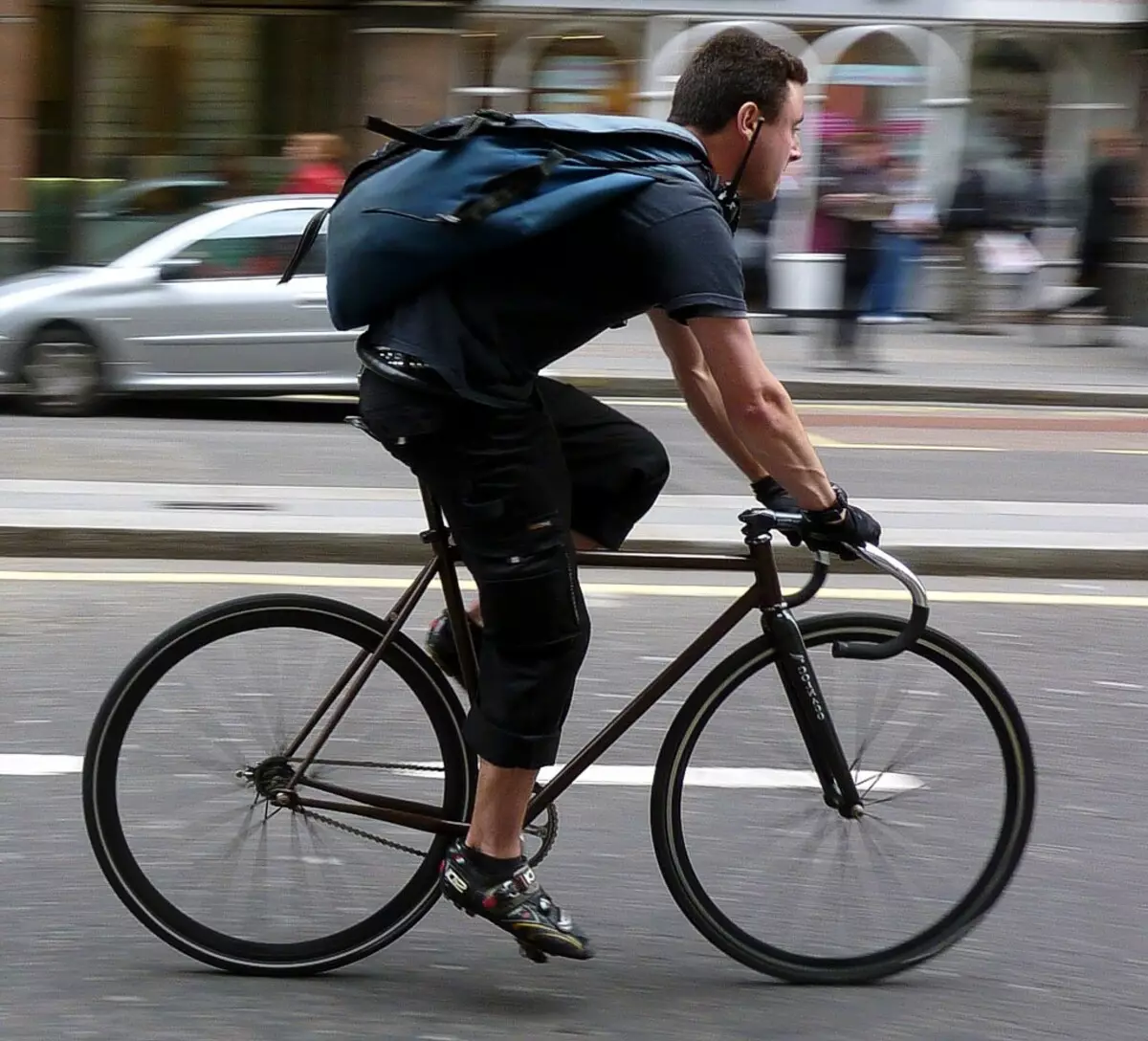 在巷道上骑行：骑自行车者在路上的特征。他们必须去哪一方？ 20507_2