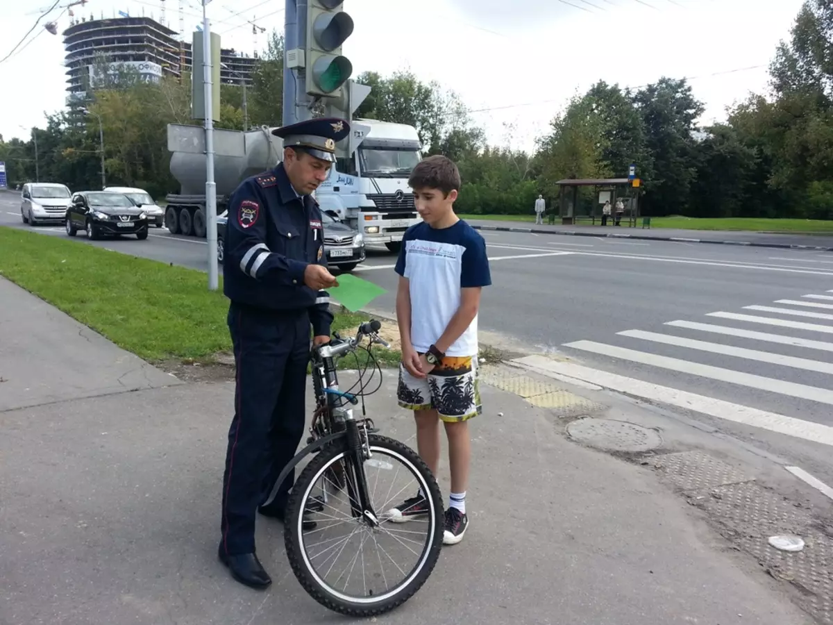 Можно ли ездить в московской области. Велосипедист на дороге. Велосипедист подросток. Нарушение правил дорожного движения велосипедистами. Дети велосипедисты на дороге.