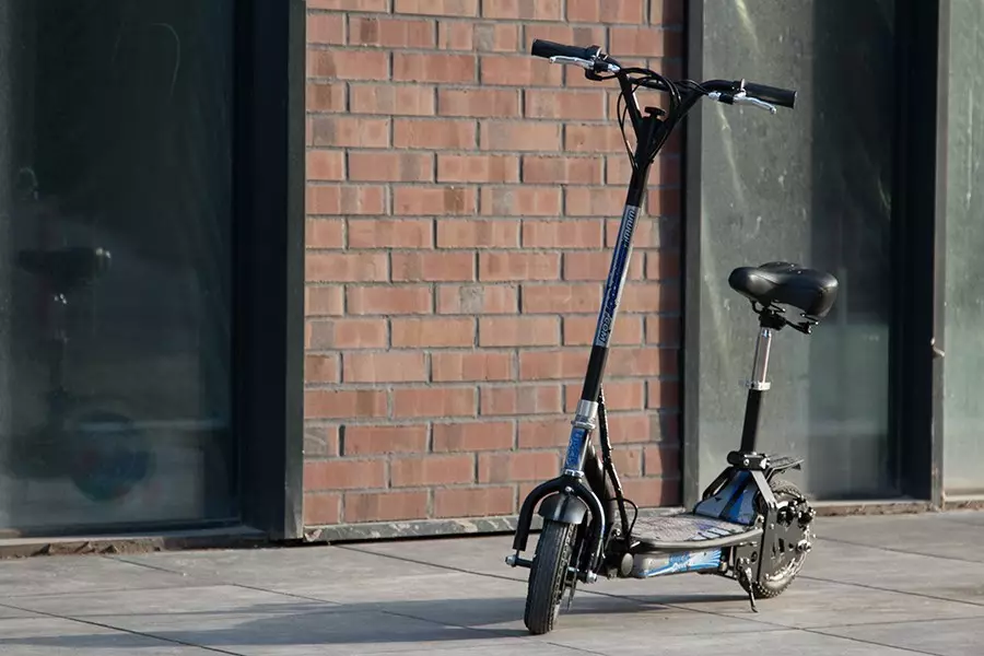 ELEKTROSAMOCATA Eserlekuekin (43 argazki): helduak eta haurren hiru gurpileko patinete elektrikoak. Scooters onenen balorazioa haurrentzako eta adinekoentzako aulkia 20526_23