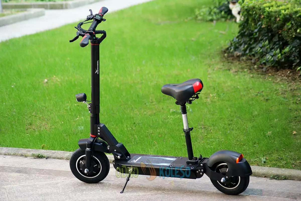 Electrosamocata bi kursiyan (43 wêne): mezinan û scooters elektrîkî sê teker. Dengbêjên çêtirîn ên scootersên çêtirîn bi zendek ji bo zarok û pîr 20526_3