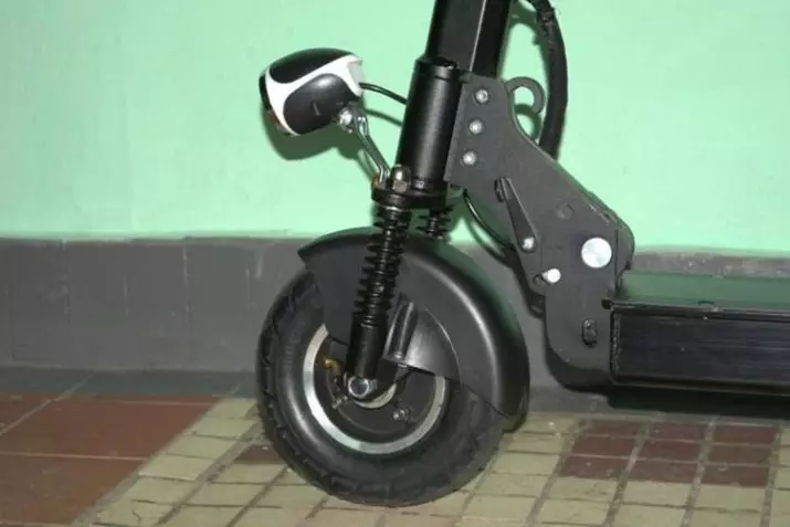 Electrosamocata na viti (picha 43): watu wazima na watoto wa tatu-magurudumu ya umeme. Rating ya scooters bora na saddle kwa watoto na wazee 20526_30