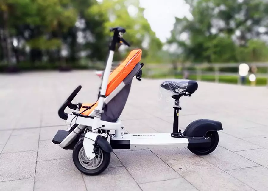 Electrosamocata con sedili (43 foto): adulti e scooter elettrici a tre ruote per bambini. Valutazione dei migliori scooter con una sella per i bambini e gli anziani 20526_4