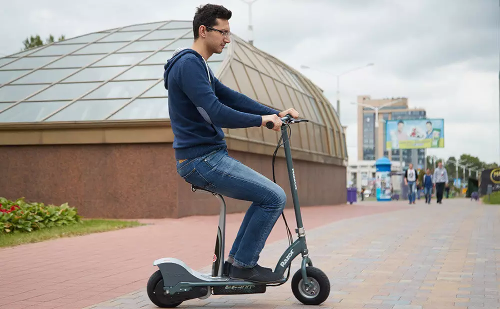 böyüklər və uşaq üç təkərli elektrik scooters: Oturacaqların (43 şəkil) ilə Electrosamocata. uşaqlar üçün yəhər və yaşlı ən yaxşı scooters Rating 20526_8