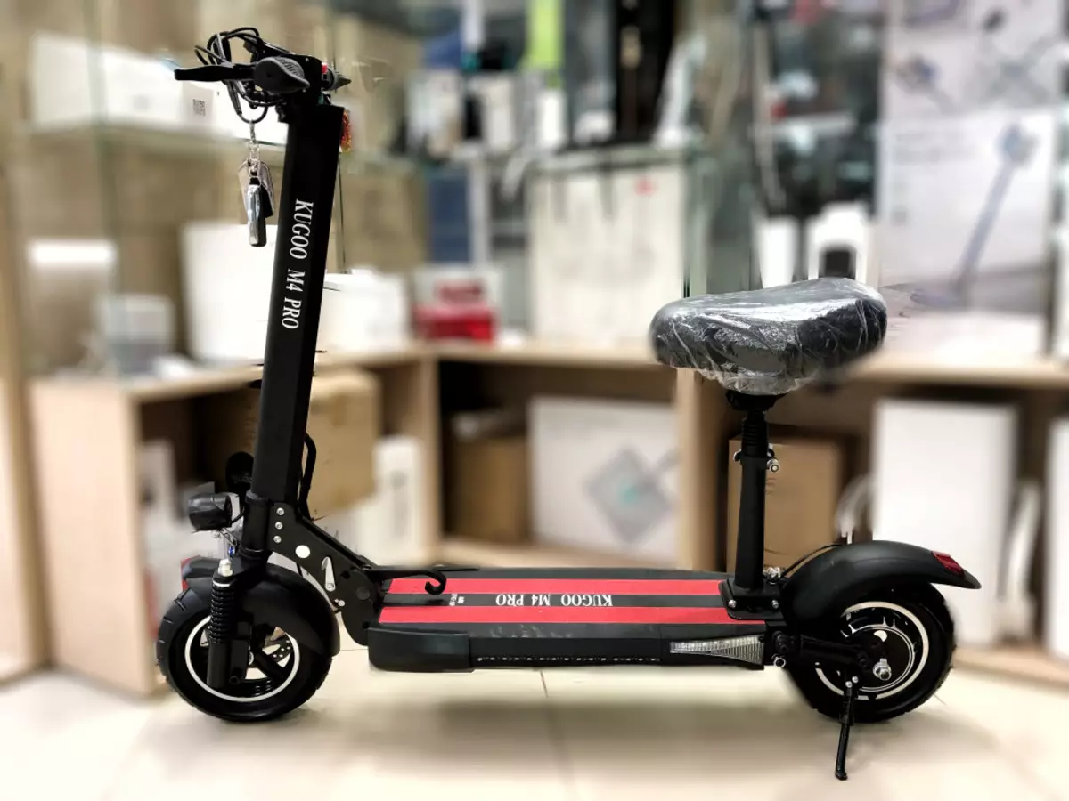 böyüklər və uşaq üç təkərli elektrik scooters: Oturacaqların (43 şəkil) ilə Electrosamocata. uşaqlar üçün yəhər və yaşlı ən yaxşı scooters Rating 20526_9