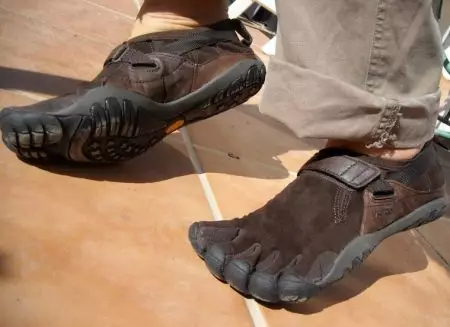 Sneakers dengan jari Vibram (49 foto): Model dengan 5 jari berasingan 2053_2