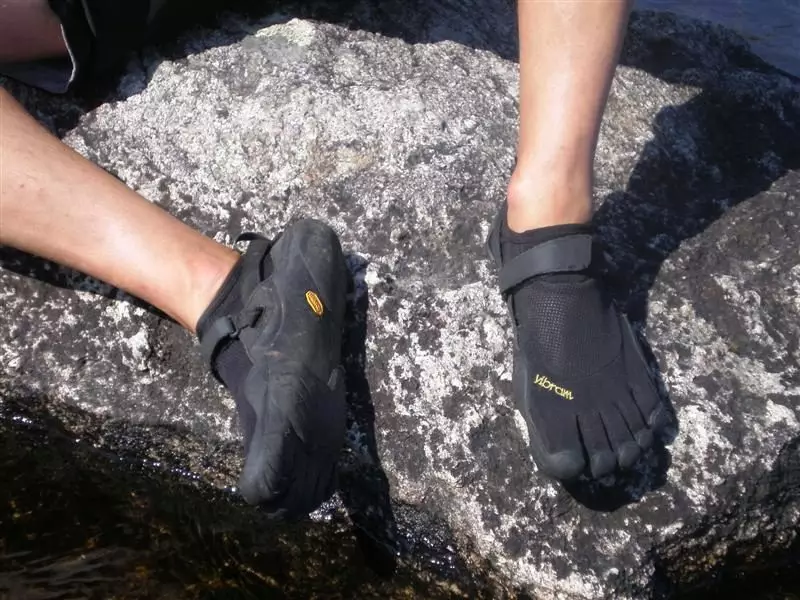 Sneakers ujjaival Vibram (49 fotók): 5 különálló ujjal rendelkező modellek 2053_28