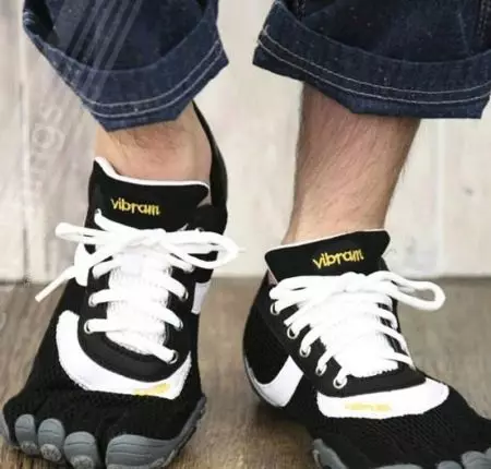 Sneakers na mkpịsị aka VIBram (49 foto): Models nwere mkpịsị aka 5 dị iche 2053_45