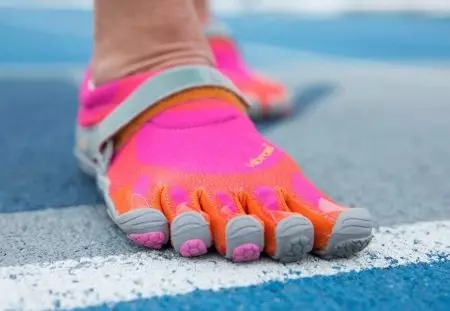 Sneakers pẹlu awọn ika ọwọ Vibram (awọn fọto 49): Awọn awoṣe pẹlu awọn ika ọwọ 5 2053_5