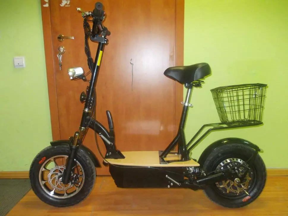 Erwuesse elektrescht Scooter (54 Fotoen): Wéi e Klappspooter mat engem Motor ze wielen, elektronesch an op der Batterie? Geschwindegkeet a Bewäertung vu Modeller 20543_12