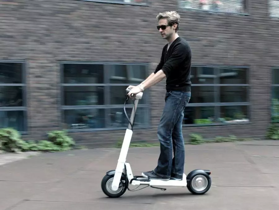 Adult Electric Scooter (54 şəkil) necə Elektron və batareyanın üzərində motor ilə qatlama scooter seçmək? Speed ​​və modelləri xülasəsi 20543_3