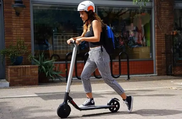 Mga hamtong nga electric scooter (54 Mga Litrato): Giunsa pagpili ang usa ka Nakyugpos nga Scooter nga adunay motor, electronic ug sa baterya? Katulin ug pagribyu sa mga modelo 20543_37