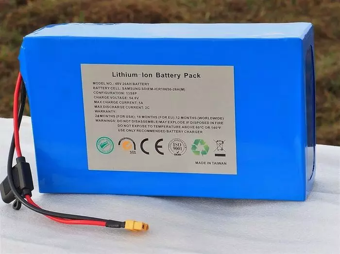 دو پہیوں پر الیکٹرو ونڈوز: بڑے پہیوں پر دو پہیوں کی بیٹری سکوٹروں کا جائزہ. انتخاب کے قوانین 20544_7