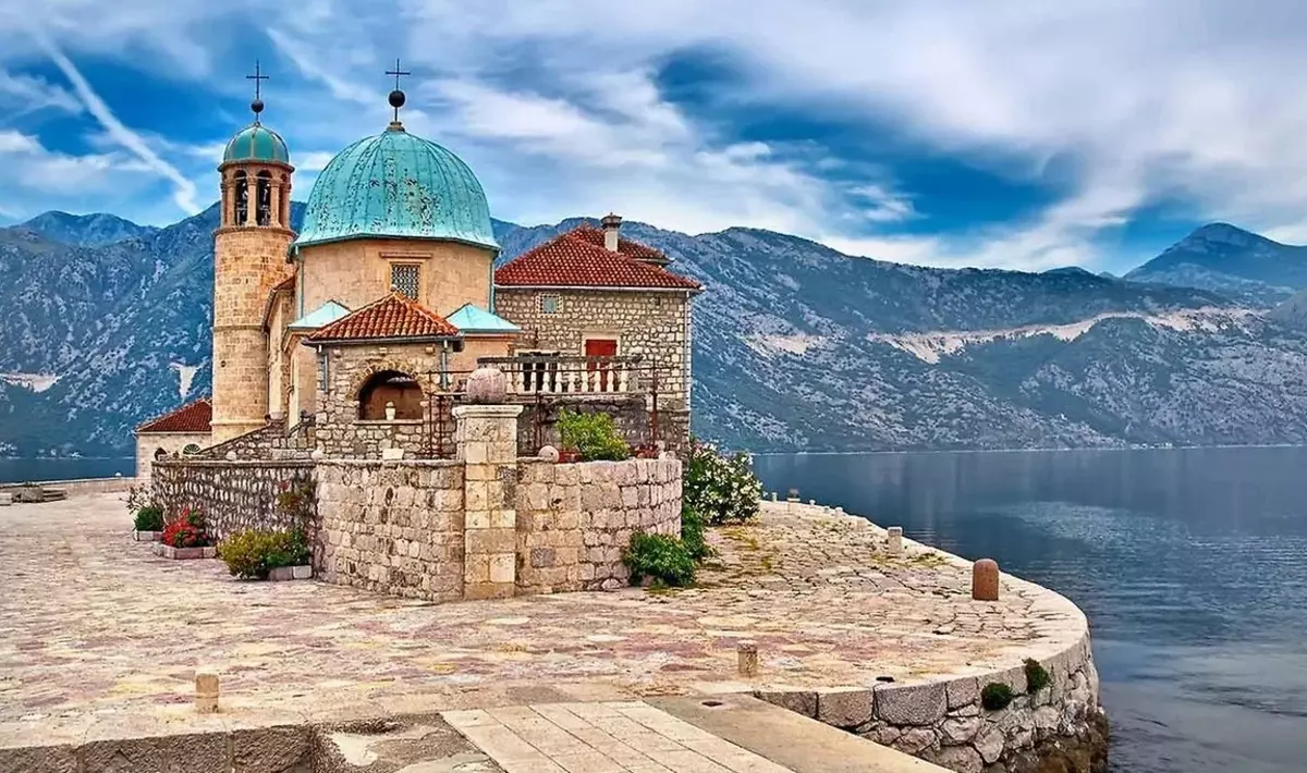 Montenegro'da (68 fotoğraf): Karadağ'daki perastan manzaraları, plajların ve otellerin tanımı. Turistlere ne bakabilirsiniz? 20551_25