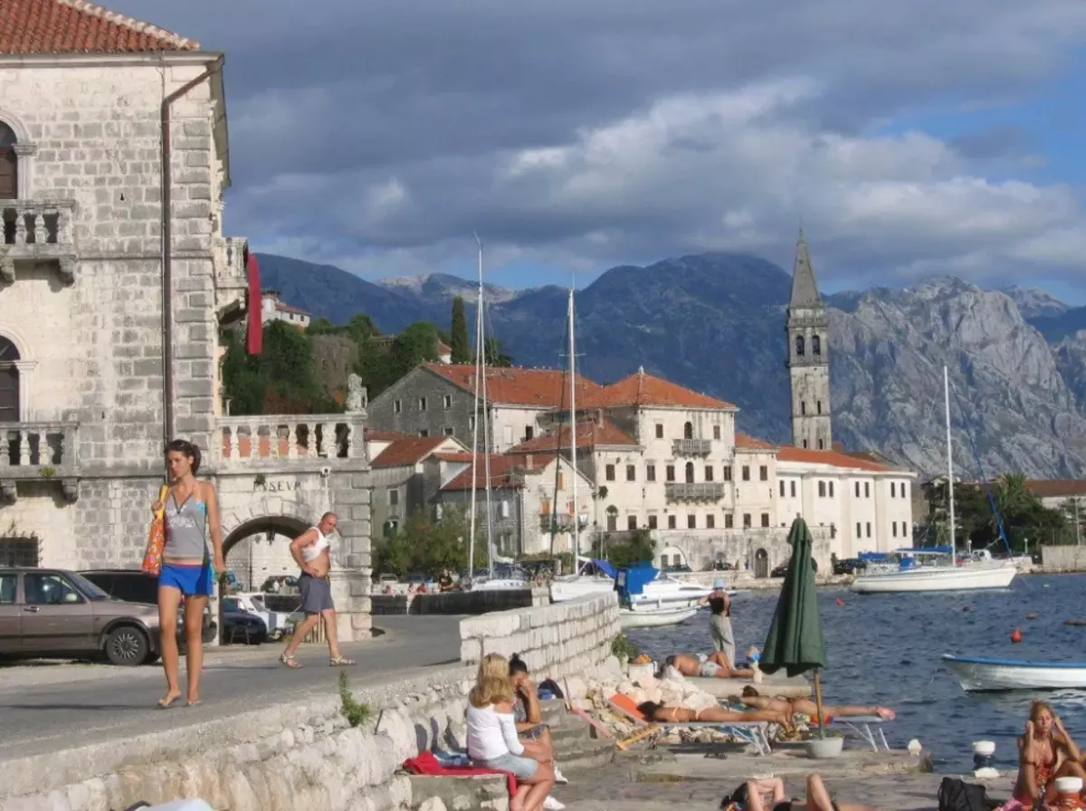 Perast en Montenegro (68 fotos): Visos de Perataga en Montenegro, descrición de praias e hoteis. Que podes ver aos turistas? 20551_35