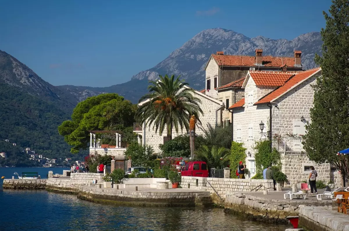 Montenegro'da (68 fotoğraf): Karadağ'daki perastan manzaraları, plajların ve otellerin tanımı. Turistlere ne bakabilirsiniz? 20551_4