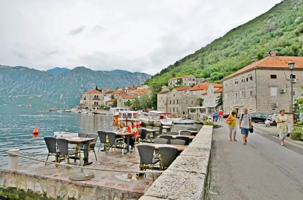 Perast en Montenegro (68 fotos): Visos de Perataga en Montenegro, descrición de praias e hoteis. Que podes ver aos turistas? 20551_46
