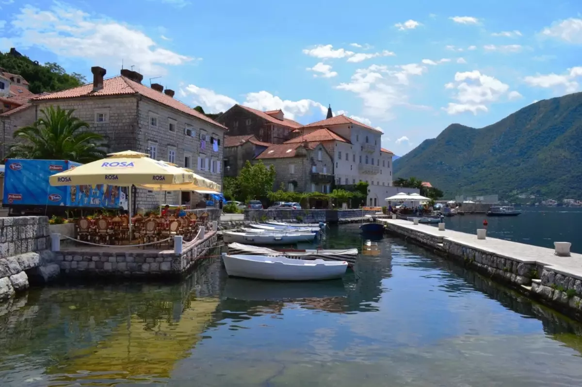 Montenegro'da (68 fotoğraf): Karadağ'daki perastan manzaraları, plajların ve otellerin tanımı. Turistlere ne bakabilirsiniz? 20551_47