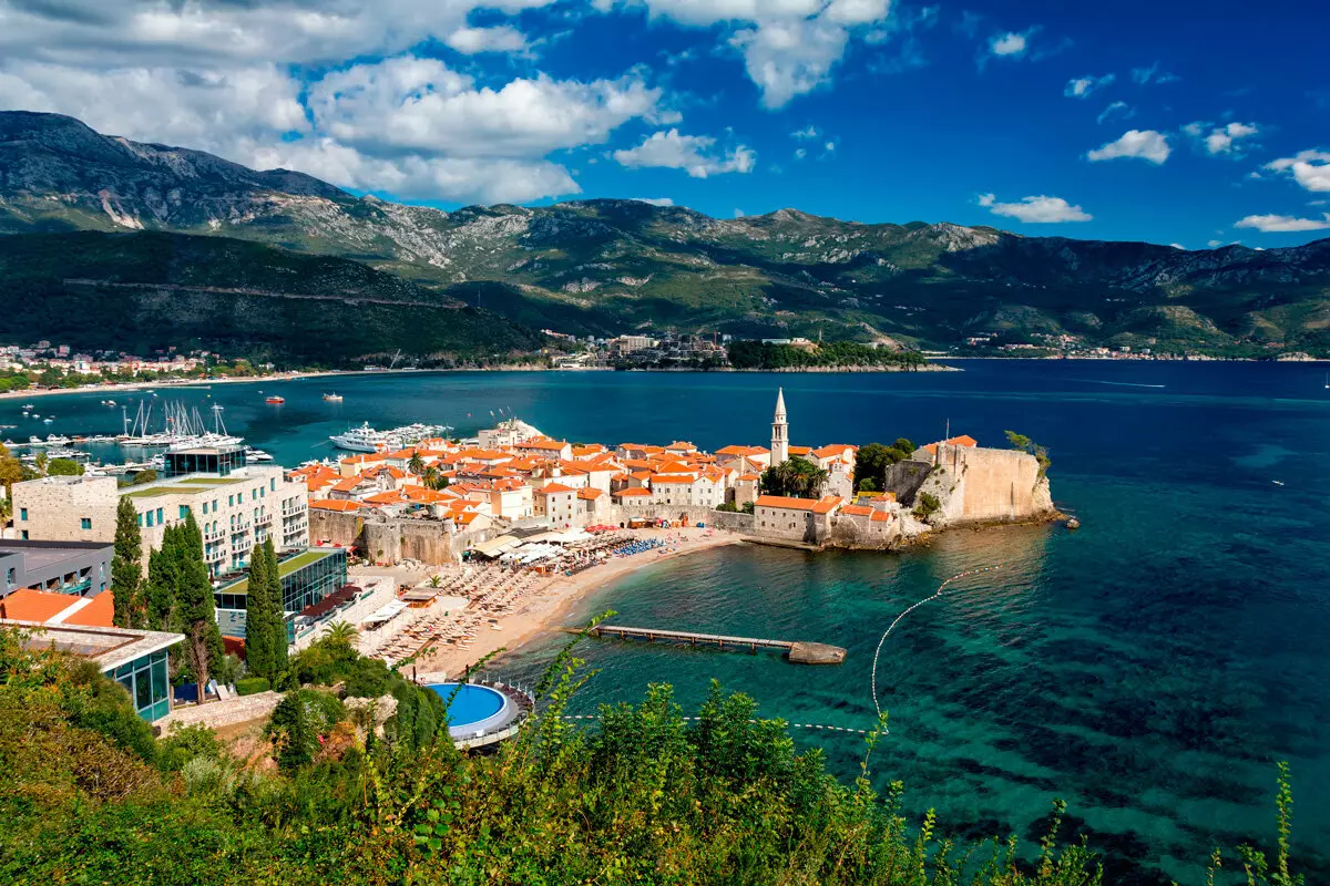 Wat fir Mier wäscht Montenegro? 56 Photo Beschreiwung vum adriatikesche Mier. Huet et Haische a Mier Häfen? 20554_39