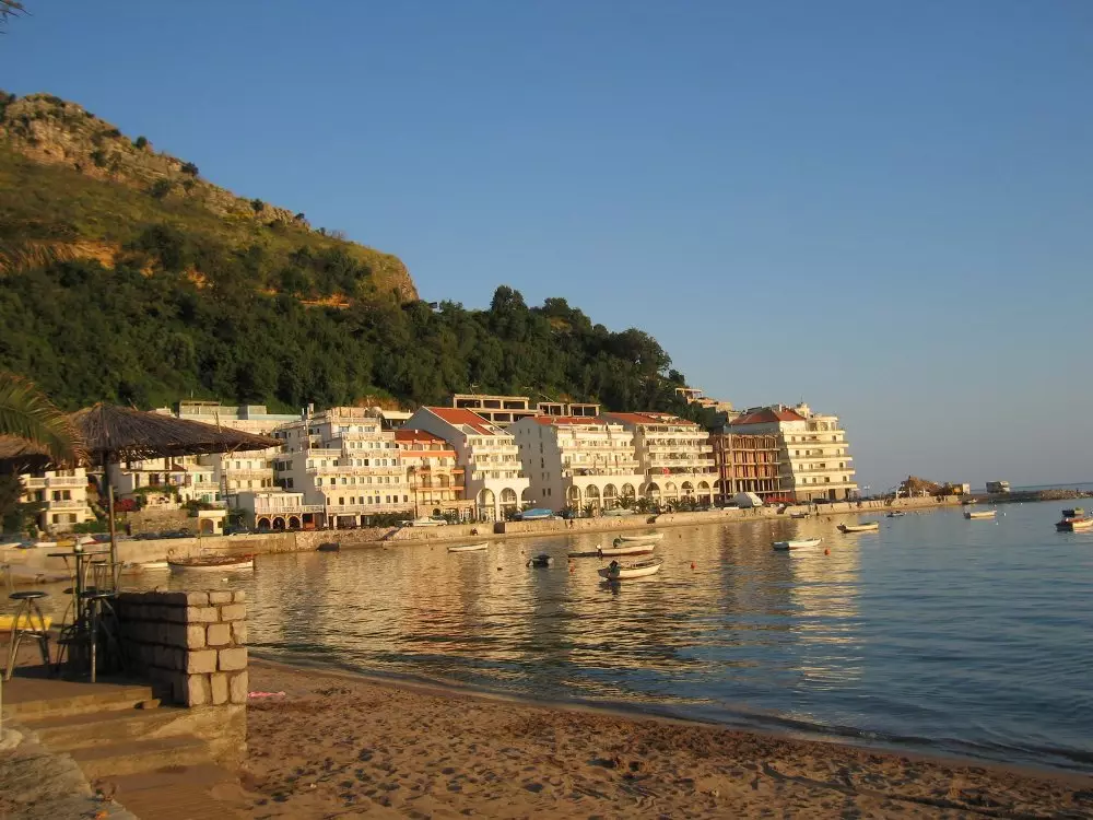 Wat fir Mier wäscht Montenegro? 56 Photo Beschreiwung vum adriatikesche Mier. Huet et Haische a Mier Häfen? 20554_43