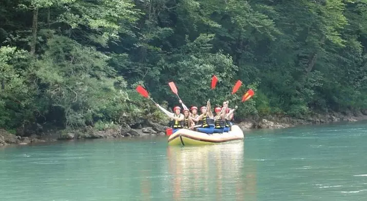 Mga Aktibidad sa Montenegro: Hiking at diving, pangingisda mula sa baybayin at yachting, rafting at iba pang entertainment 20557_8
